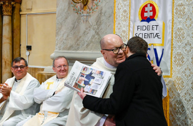 ��fredaktor Katol�ckych nov�n J�n Lauko odovzdal Ivanovi �ul�kovi �peci�lne vydanie KN. Sn�mka: Erika Litv�kov�