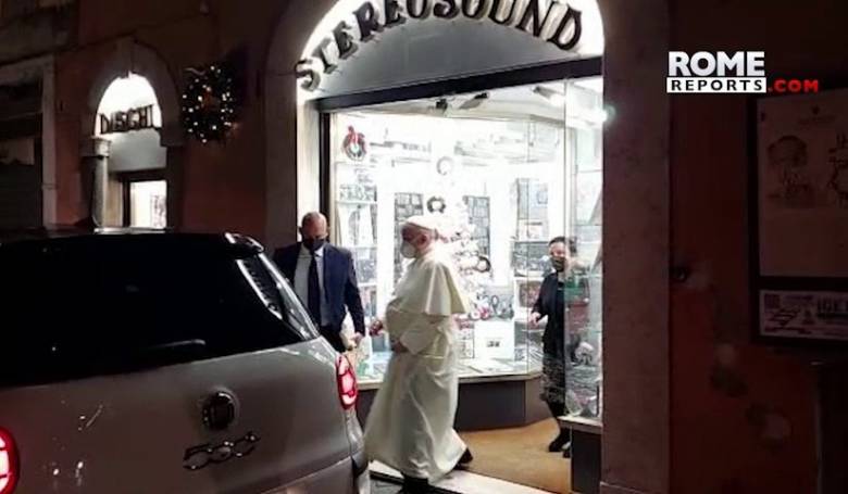Pápežova návšteva hudobnín vyvolala rozruch