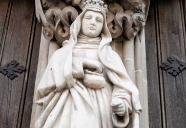 3. Dva vstupy v severnej časti oddeľuje stĺpik s neogotickou sochou sv. Alžbety Uhorskej.Snímka: Erika Litváková