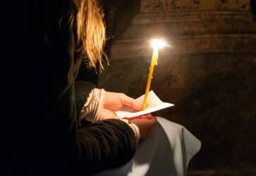 Svetlá sviečok, ktoré pretrhávajú rannú tmu, sú obrazom toho, ako prichádza Ježiš Kristus. Snímka: KN/Erika Litváková