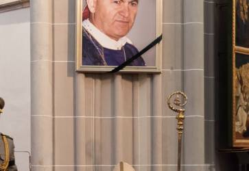 Pod kardinálovým portrétom boli ved¾a oltára uložené aj jeho insígnie. Pri rakve celý èas stála èestná stráž. Snímka: Anna Stankayová
