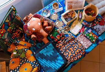 Šikovné ruky Afričanov vyrobili aj tieto pekné pestrofarebné tašky.  Snímka: Erika Litváková