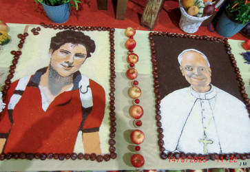 Sviatky Povenia Svtho kra a Sedembolestnej Panny Mrie s valianskymi hodovmi dami. Vzdobe z darov zeme dominovali obrazy z dielne ubky Adamkovej Najelovej. Snmka: Jaromr Meria