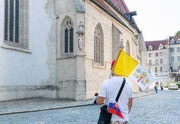 Tiež ste mohli stretnúť pred Dómom sv. Martina veriacich s vatikánskou i slovenskou vlajkou. Snímka: Erika Litváková
