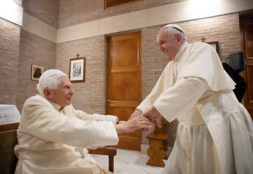 Po vyše 600 rokoch bol prvým pápežom, ktorý z úradu odstúpil. Nastala tak situácia, keď Cirkev mala dvoch pápežov. Benedikt XVI. so svojím nástupcom, pápežom Františkom, dobre vychádzal. František emeritného pápeža pravidelne navštevoval. Snímka: pro