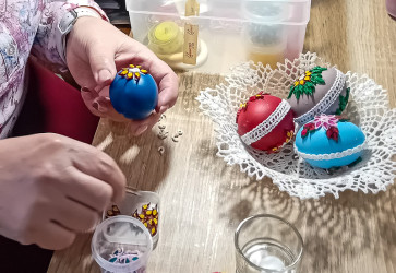 Zdobenie nastrihan�m krepov�m papierom je pekn�, ale z�rove� n�ro�n� technika. Sn�mka: Mari�n �pacai