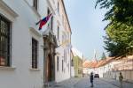V uliciach Bratislavy-Starého Mesta ste už v nedeľu 12. septembra popoludní mohli vidieť na budovách zástavy Vatikánu a Slovenskej republiky. Snímka: Erika Litváková