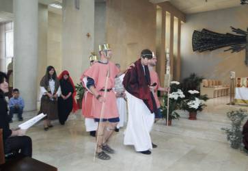 Farníci v Azerbajdžane stvárňujú udalosti Ježišovho zmŕtvychvstania. Snímka: archív Vladimíra Feketeho, SDB