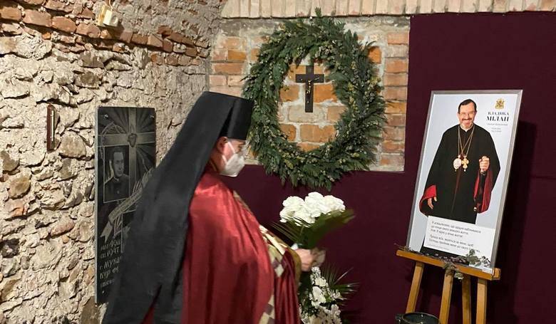 Arcibiskup Vasi sa modlil pri hrobe biskupa ika