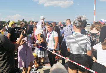 Svätého Otca prišla na letisko privíta� aj zlatá olympionièka Zuzana Rehák-Štefeèeková. Snímka: Ján Lauko