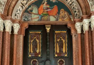 Cez zdobený vstupný portál Porta speciosa vchádzali benediktíni do chrámu priamo z kláštornej chodby. Snímka: Erika Litváková
