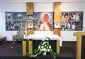 �kolsk� Kaplnku sv. J�na Pavla II. posv�til 11. septembra 2015 spi�sk� biskup �tefan Se�ka. Sn�mka: arch�v cirkevnej spojenej �koly