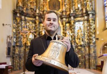 Jakub Vorobeľ s vlastnoručne vyrobeným zvonom, ktorý bol darom pápežovi Františkovi pri oficiálnej návštve premiéra našej krajiny vo Vatikáne. Snímka: Andrej Belovežčík. 