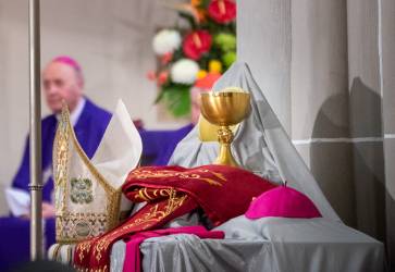 Pri oltári vystavili osobné veci zosnulého arcibiskupa, ktoré v minulosti používal. Košickú diecézu a neskôr arcidiecézu viedol od roku 1990 do roku 2010. Snímka: Anna Stankayová