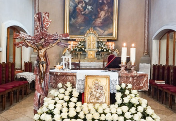 Slávnosti výročia posviacky farského kostola v obci Kúty sa začínajú vždy na sviatok Panny Márie Snežnej. Farníci aj tento rok 5. augusta vyzdobili svoj chrám bielymi ružami pred oltárom, aby si tak uctili Matku Božieho Syna.Snímka: Mária Havlová