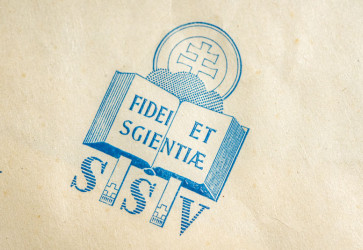 Dobový znak Spolku svätého Vojtecha na firemnej obálke uloženej v spolkovom archíve. Snímka: Erika Litváková