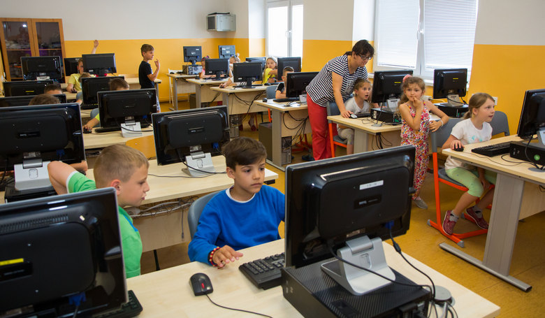 Cez google systém dostaneme informácie ľahko, ale bez poznávania a myslenia. Snímka: archív cirkevnej školy Malacky