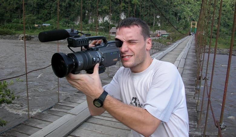 Kameraman Bystrík Priwitzer pri nakrúcaní dokumentárneho filmu o saleziánovi Jánovi Šutkovi s názvom Cesta z pralesa. Snímka: archív Mareka Poláčka