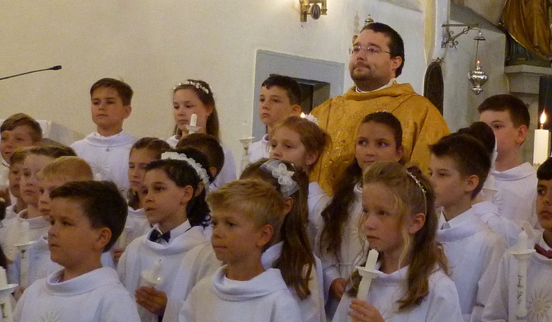 Podľa duchovného otca hlohoveckej farnosti Jozefa Schwarza (na snímke s prvoprijímajúcimi deťmi) je dôležité, aby si deti vo svojom živote osvojili potrebu kráčať s Ježišom. Snímka: Peter Slovák