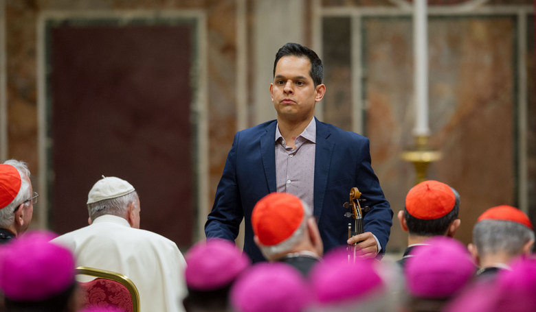 Muž, ktorý bol obeťou zneužívania, zahral na husliach po tom, ako predniesol svoje svedectvo pred pápežom a zhromaždením kardinálov a biskupov počas liturgickej modlitby v rámci vatikánskeho samitu o boji proti pedofílii v duchovenstve. Ten sa konal vo februári 2019. Snímka: profimedia.sk