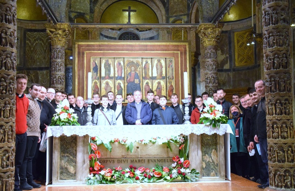Bohoslovci zo Spiša sa pomodlili aj pri hrobe sv. Marka v Benátkach. Snímka: archív spišských seminaristov