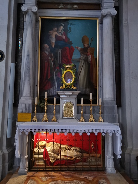 Sklenená rakva s telom svätého Silvána v chorvátskom Dubrovníku. Snímka: wikimediacommons