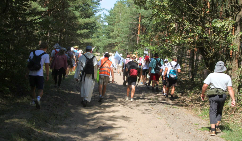 Počas ôsmeho dňa na svätej omši v obci Pawlikowice počuli pútnici slová z evanjelia: „Veru, hovorím vám: Ak budete mať vieru ako horčičné zrnko a poviete tomuto vrchu: ‚Prejdi odtiaľto ta!‘ – prejde. A nič vám nebude nemožné.“ Snímka: Eliška Svobodová