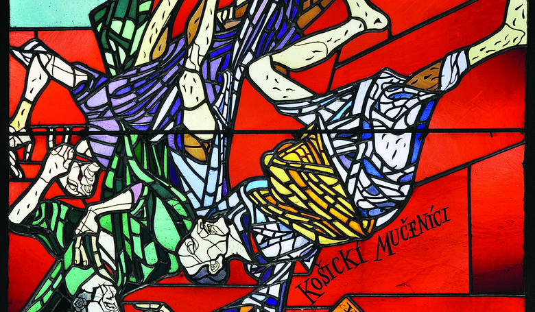 Dolný Hričov; Kostol sv. Michala – vitráž Košickí mučeníci. Snímka: Ľubomír Kaľavský