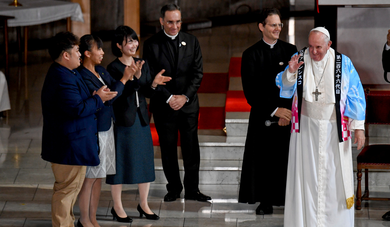 Pápež František v tokijskej katedrále na stretnutí s mladými Snímka: profimedia.sk