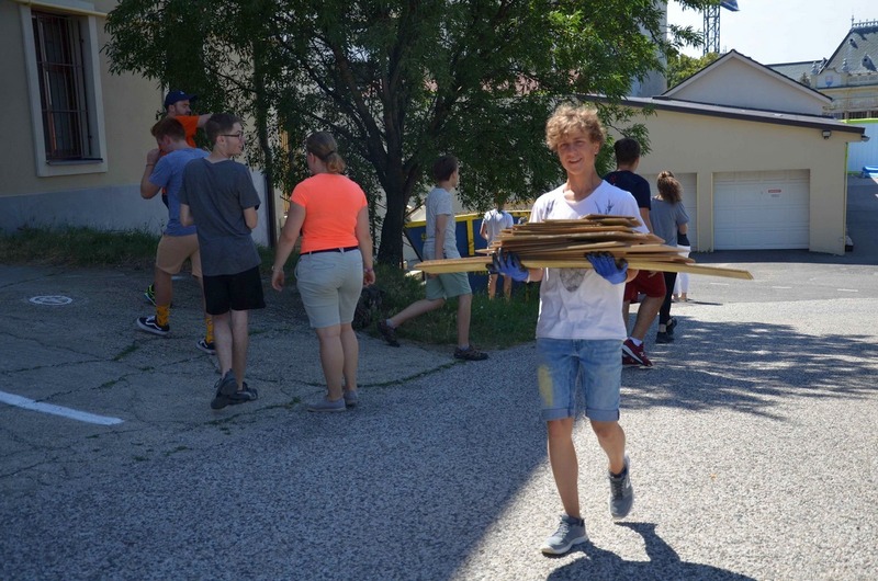 Mladí sa v rámci programu mohli venovať aj dobrovoľníctvu. / Snímka: Adam Klenka